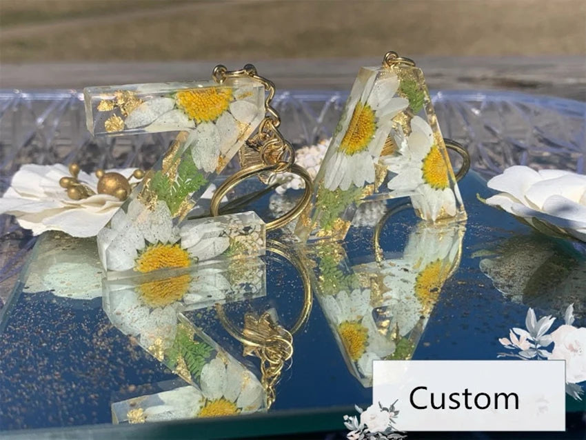 NEW Design Real Daisy Initial Keychain Made with Epoxy Resin and Real preserved Flowers Purse Charm Backpack Accessory 2024