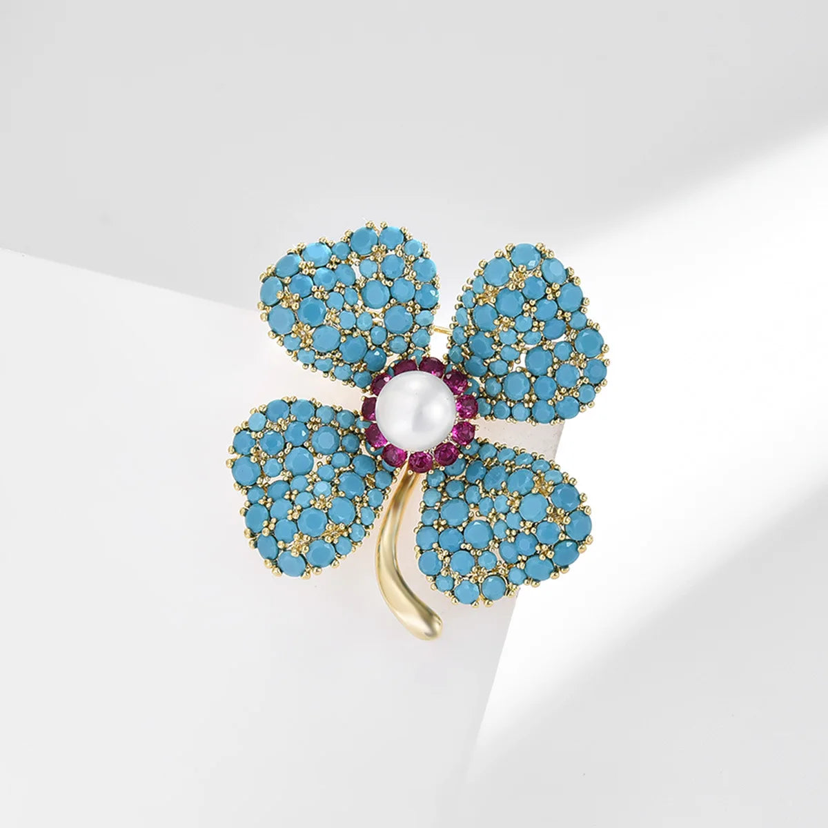 Synthetic blue turquoise four-leaf clover brooch, creative and high-end freshwater pearl brooch, versatile corsage for coat