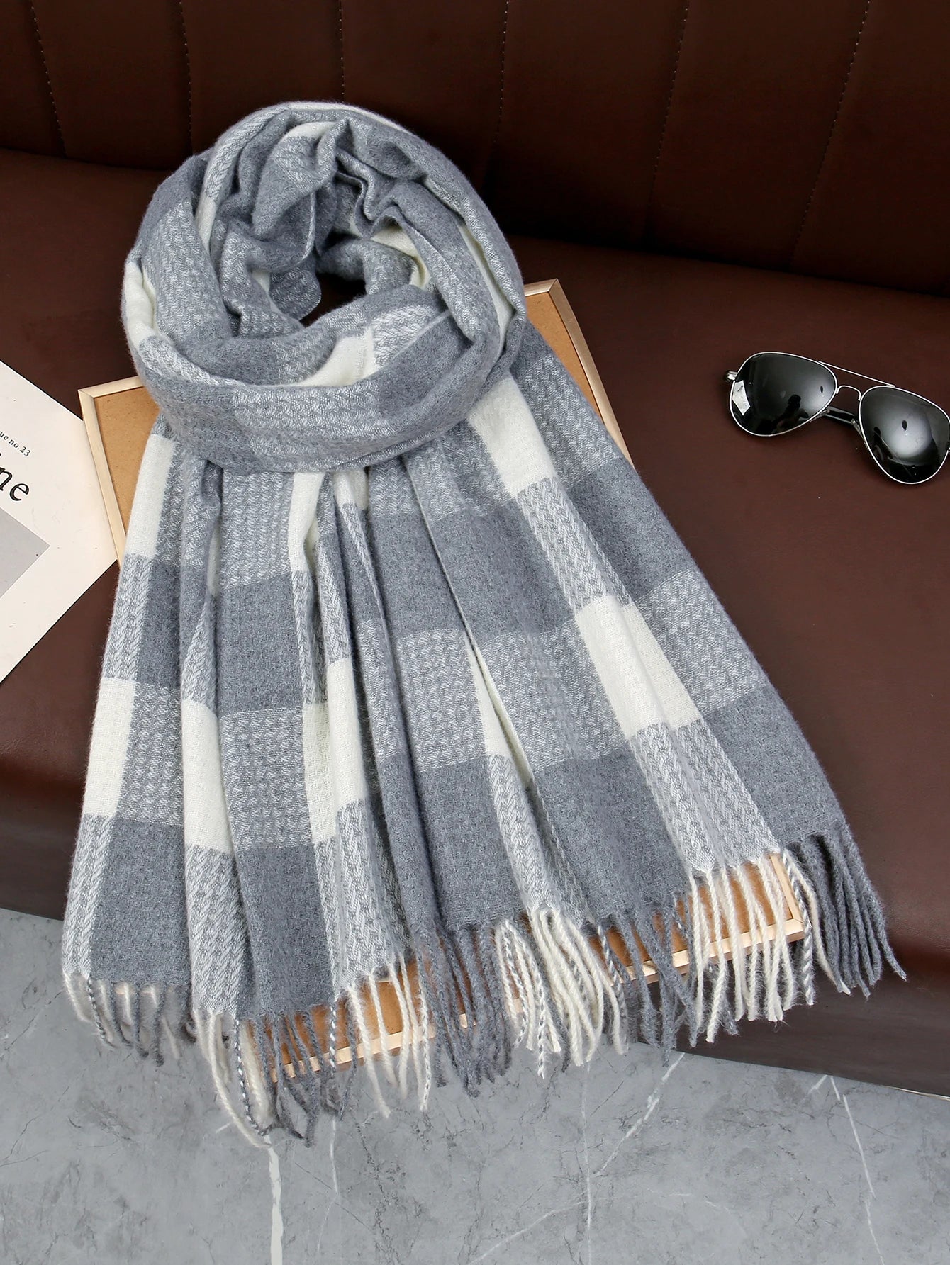 A classic plaid scarf for autumn and winter, versatile and casual, soft scarf shawl suitable for daily wear