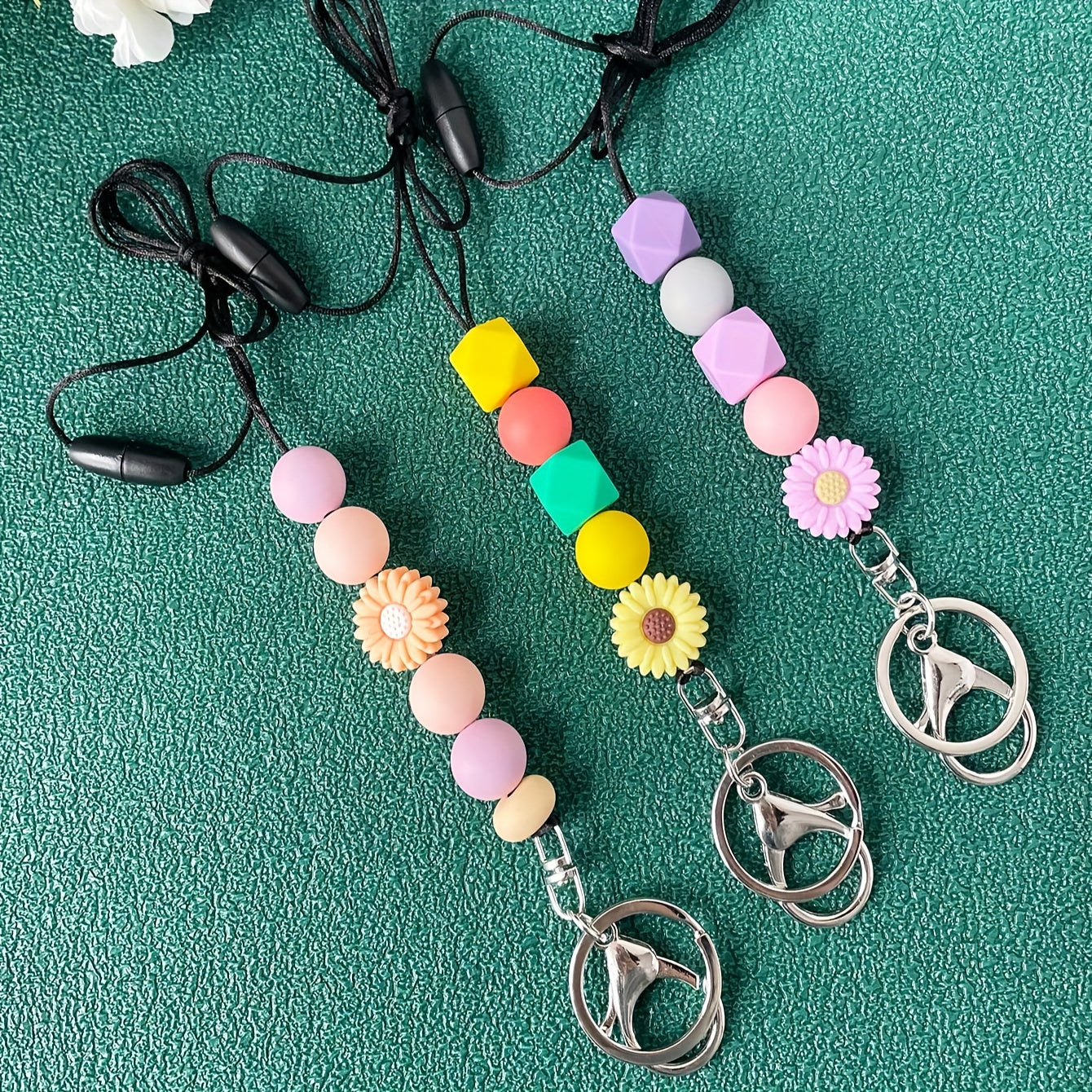 Silicone Beaded Daisy Keychain with Alloy Ring Buckle, Graduation Gift, Decorative Flower Key Ring for Women, Teachers, Students - Round Shape, Profession & Festival Theme, Includes Rope - Single Piece