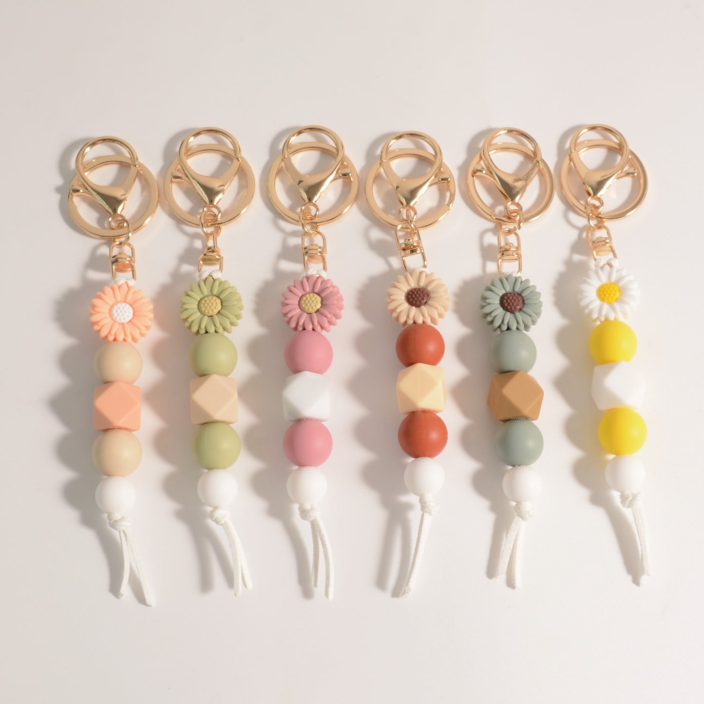 1pc Silicone Beaded Daisy Keychain, Flower Pendant Key Ring, Bag Charm, Mother's Day Gift Accessory With Golden Clasp