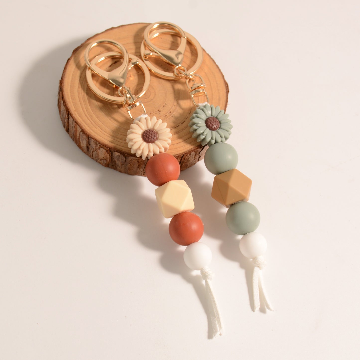 1pc Silicone Beaded Daisy Keychain, Flower Pendant Key Ring, Bag Charm, Mother's Day Gift Accessory With Golden Clasp