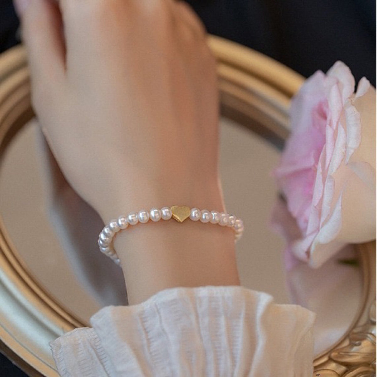 Imitation Pearl Bracelet for Women, High-End Heart Pendant, Adjustable Elastic, Simple and Versatile Gift , Crystal Beads