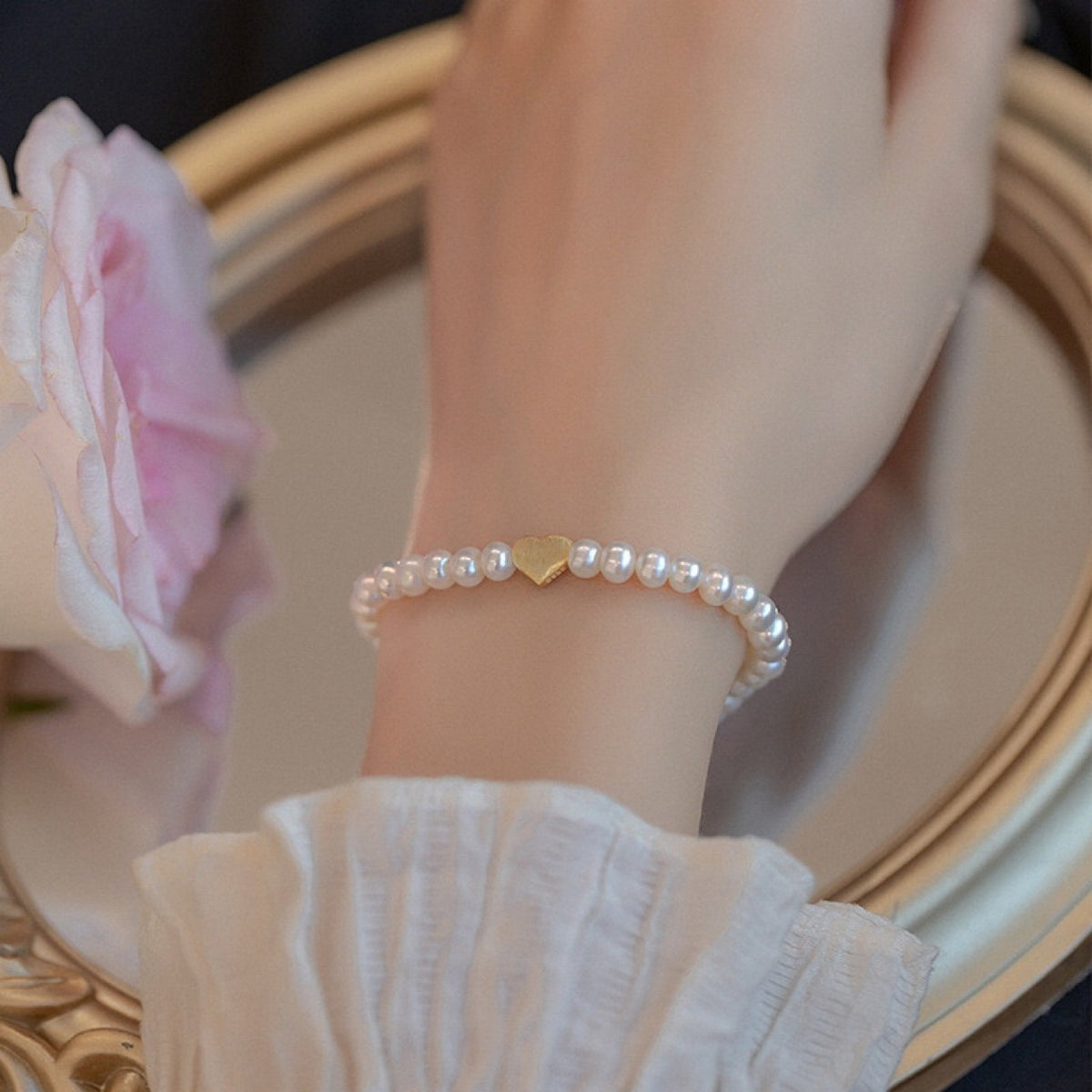 Imitation Pearl Bracelet for Women, High-End Heart Pendant, Adjustable Elastic, Simple and Versatile Gift , Crystal Beads