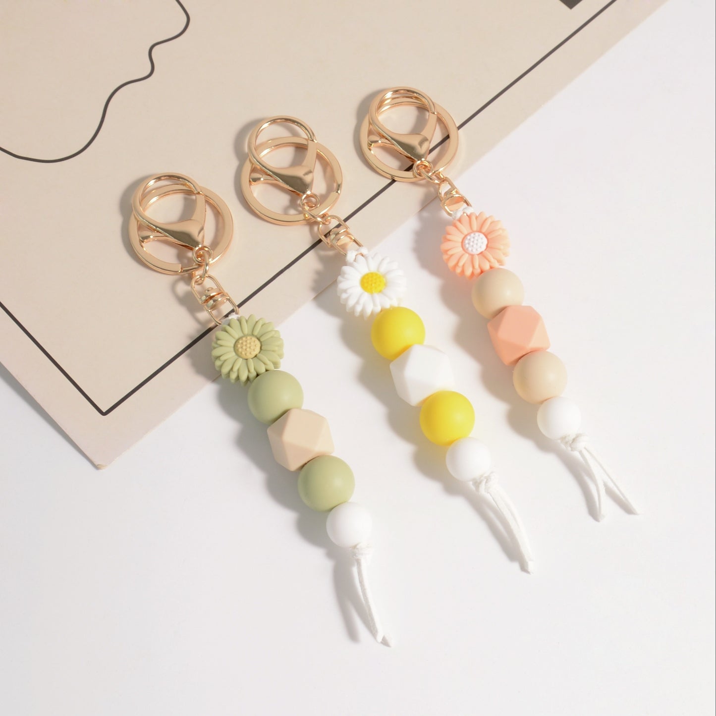 1pc Silicone Beaded Daisy Keychain, Flower Pendant Key Ring, Bag Charm, Mother's Day Gift Accessory With Golden Clasp