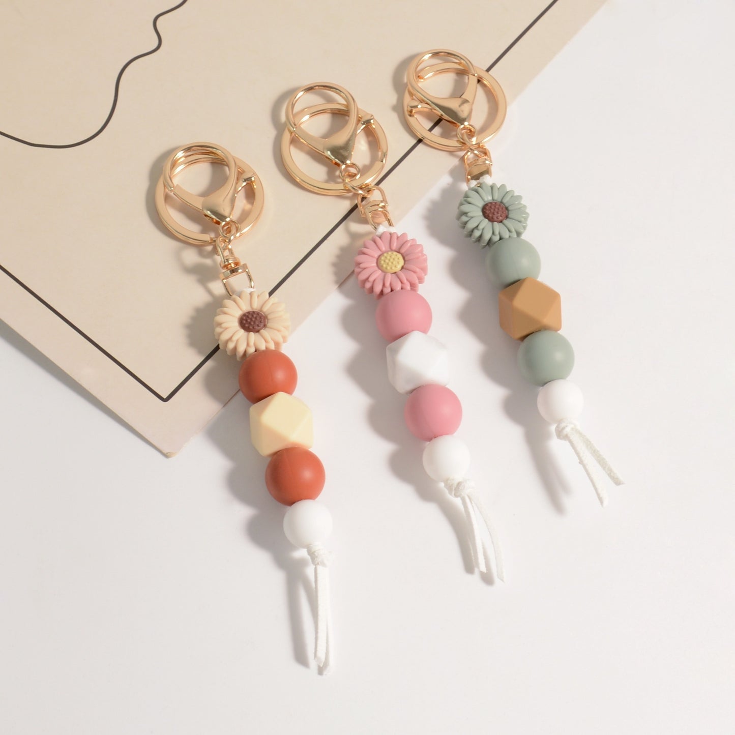 1pc Silicone Beaded Daisy Keychain, Flower Pendant Key Ring, Bag Charm, Mother's Day Gift Accessory With Golden Clasp