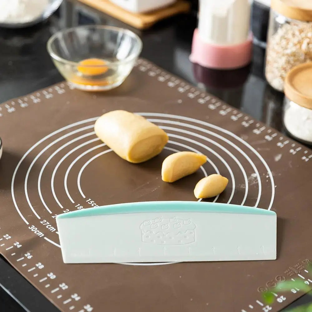 Tejesa 9 Inch Pastry Cutter Plastic Cake Spatulas Dough Scraper With Measuring Scale Butter Knife Bread Pizza Fondant DIY Baking Tools