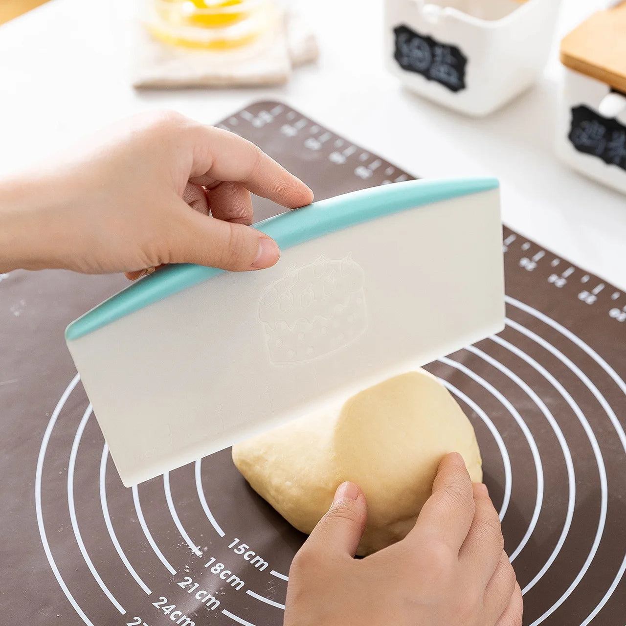 Tejesa 9 Inch Pastry Cutter Plastic Cake Spatulas Dough Scraper With Measuring Scale Butter Knife Bread Pizza Fondant DIY Baking Tools