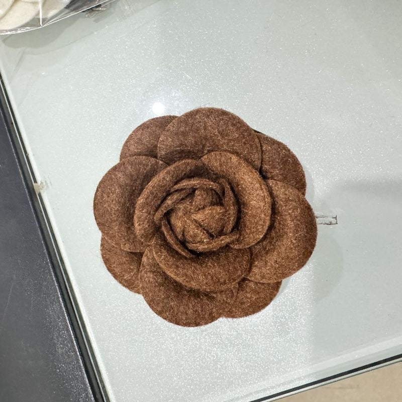 High-End Chanel-Style Camellia Brooch for Women, Fashionable Fabric Flower Pin, Unique Clothing Collar Accessory