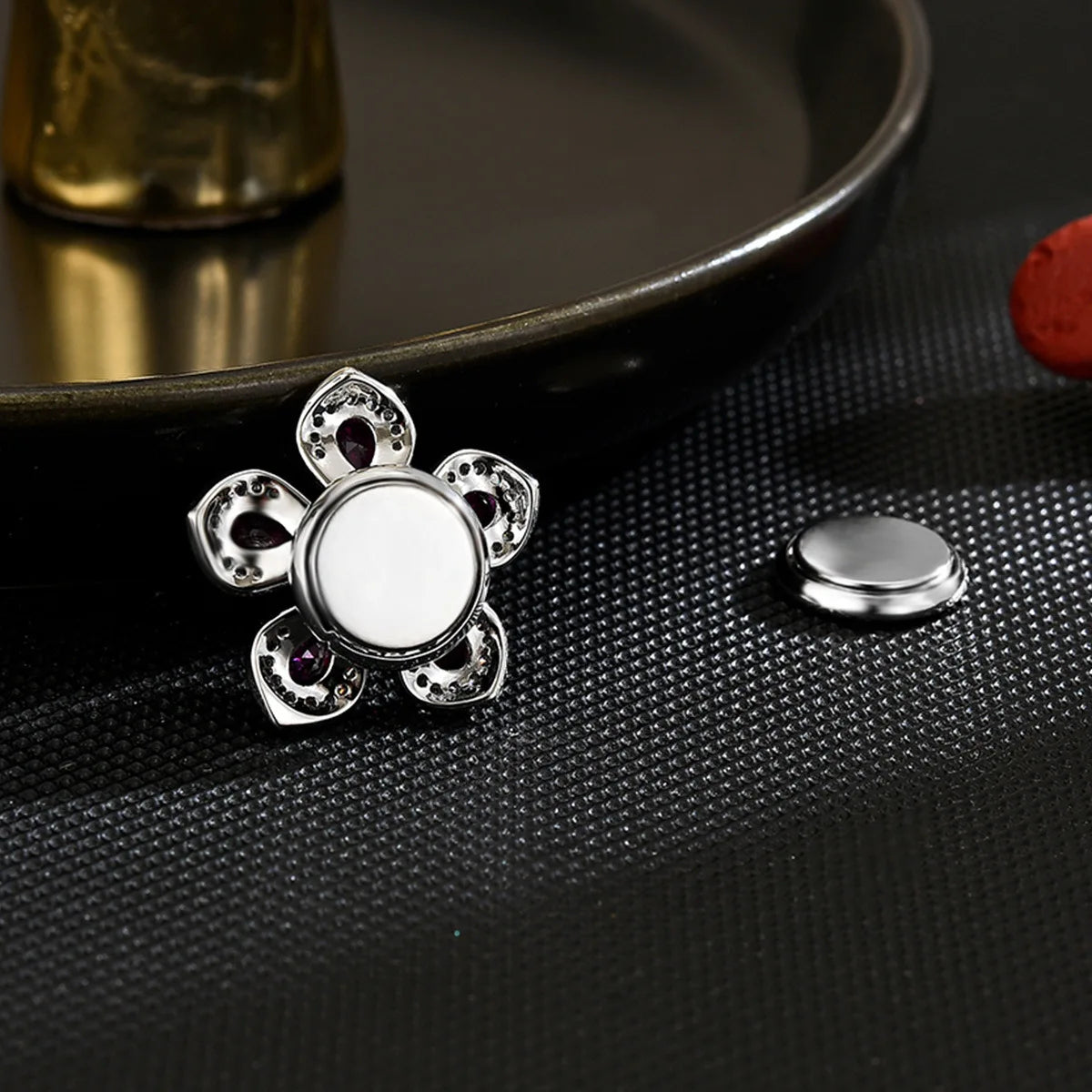 Simple and exquisite pearl five-petal flower magnetic buckle new spring fashion shirt anti-exposure collar button corsage