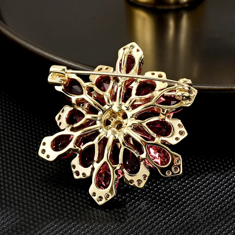 New style of design, elegant personality, exquisite snowflake shape, unique brooch, coat accessories, anti-exposure