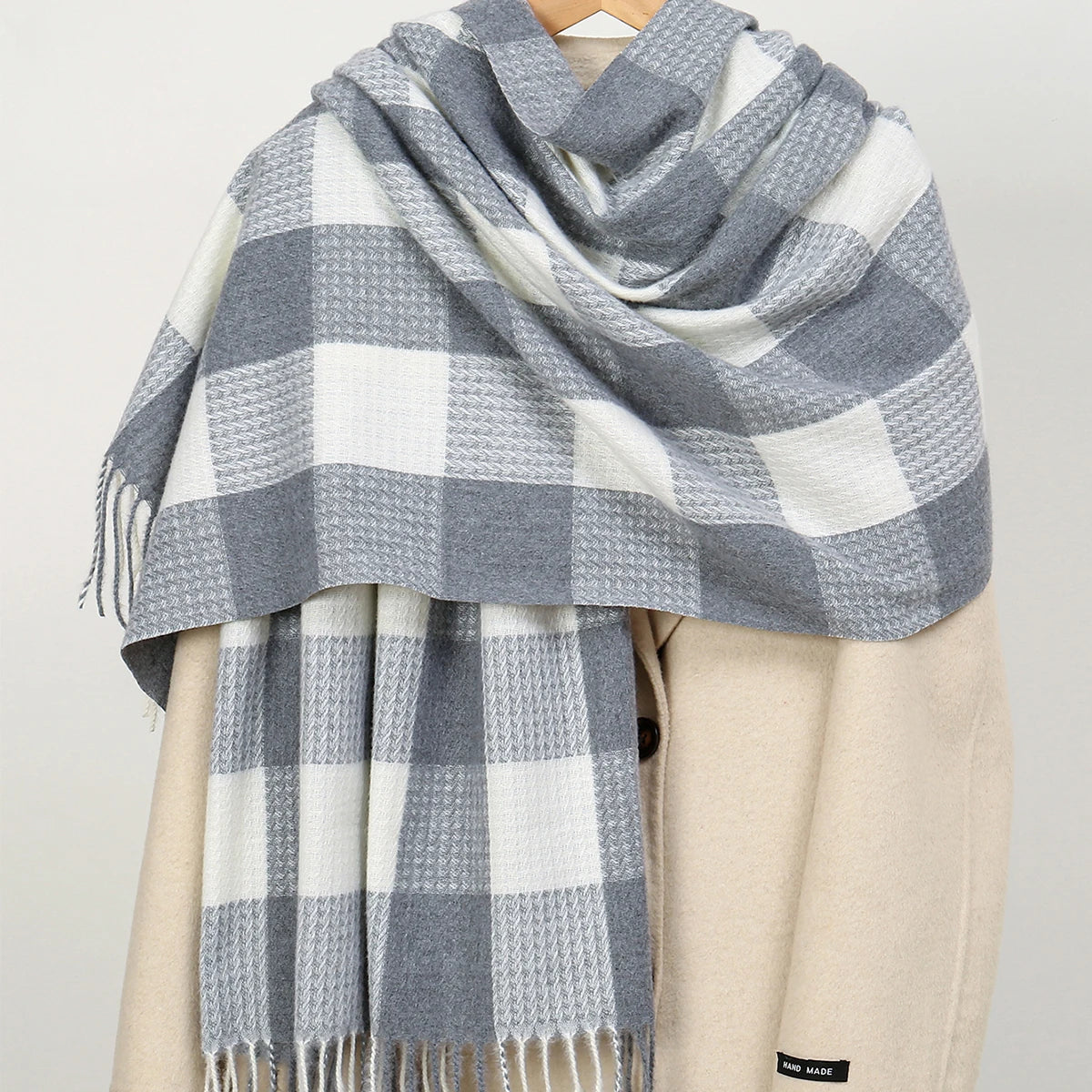 A classic plaid scarf for autumn and winter, versatile and casual, soft scarf shawl suitable for daily wear