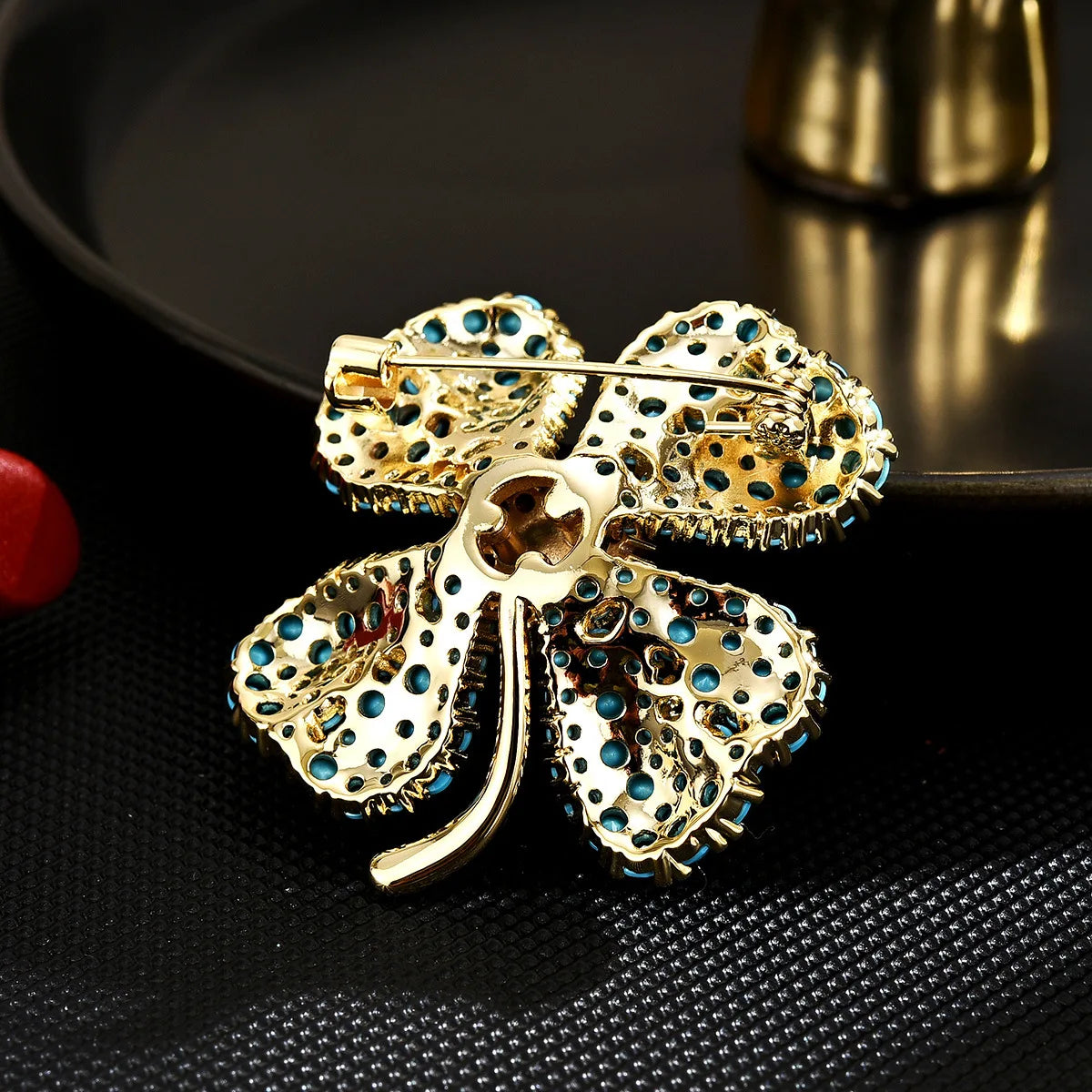 Synthetic blue turquoise four-leaf clover brooch, creative and high-end freshwater pearl brooch, versatile corsage for coat