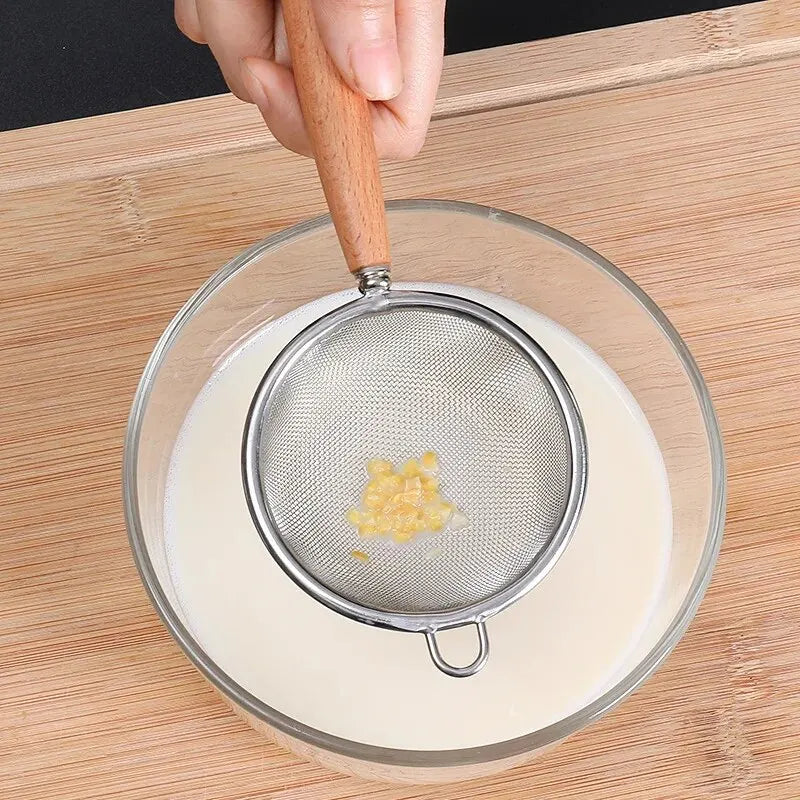 Hemasa 1pc   Stainless Steel Mesh Filter Spoon with Wooden Handle  /Flour Filter Spoon Household Kitchen Fried Food Filter Oil