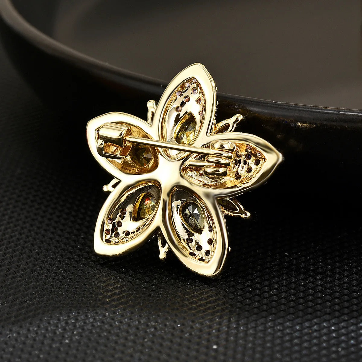 Micro-encrusted zirconium gold flower small brooch niche exquisite small triangular flower brooch corsage accessories