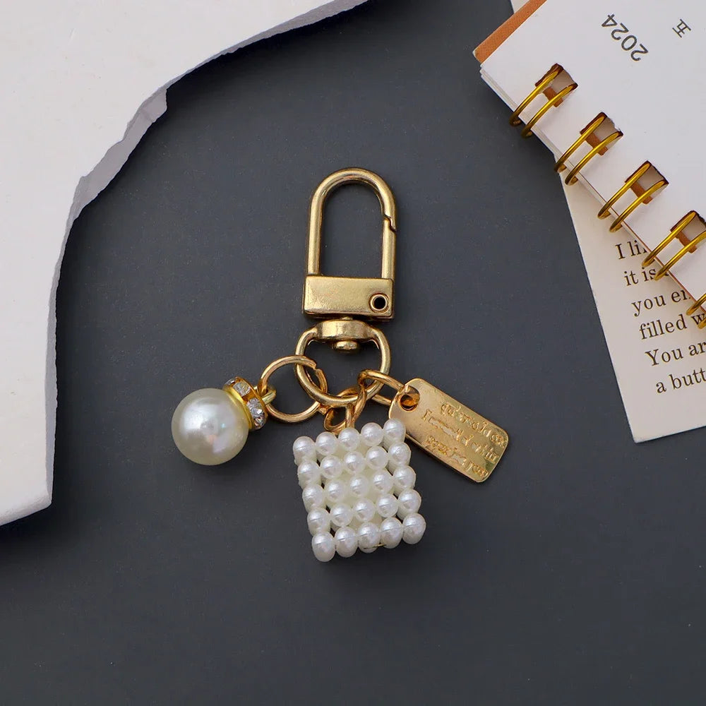 Elegant Pearl Keychain Luxury Shell Flower Leaf Pearl Keyring Handbag Charm DIY Car Key Accessories for Women Stylish Gift