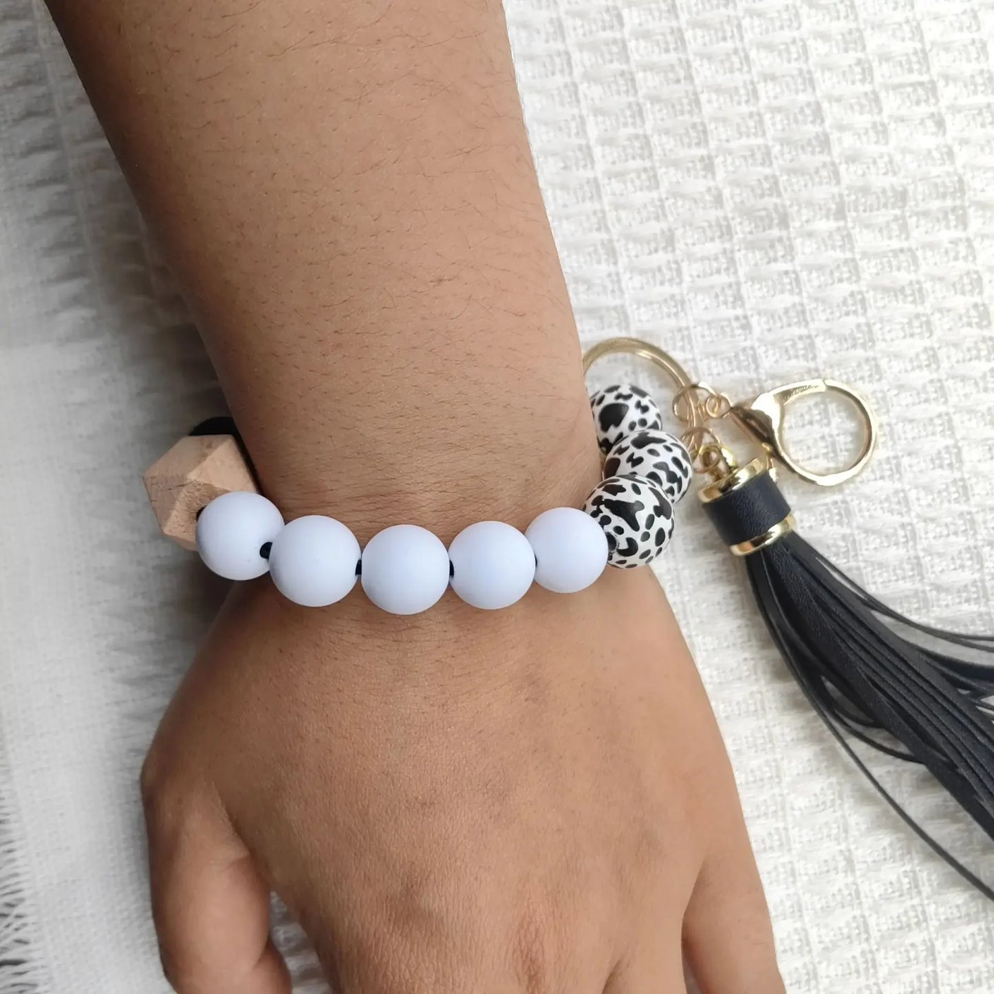 Hemasa Leopard Print Silicone Beads Bracelet Keychain Women's Beaded Bracelet Tassel Pendant Fashion Jewelry Accessory