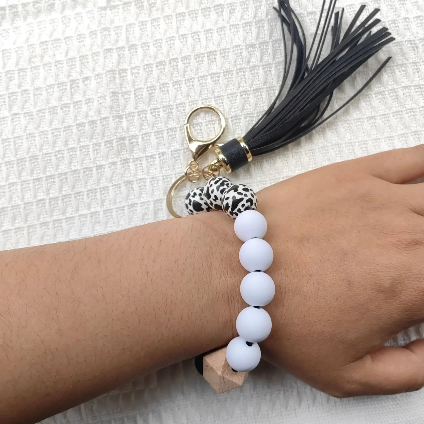Hemasa Leopard Print Silicone Beads Bracelet Keychain Women's Beaded Bracelet Tassel Pendant Fashion Jewelry Accessory
