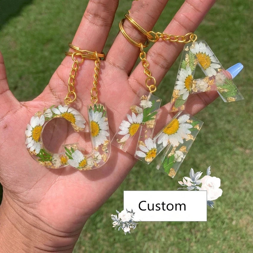 NEW Design Real Daisy Initial Keychain Made with Epoxy Resin and Real preserved Flowers Purse Charm Backpack Accessory 2024