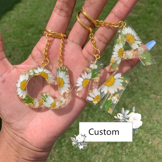 NEW Design Real Daisy Initial Keychain Made with Epoxy Resin and Real preserved Flowers Purse Charm Backpack Accessory 2024