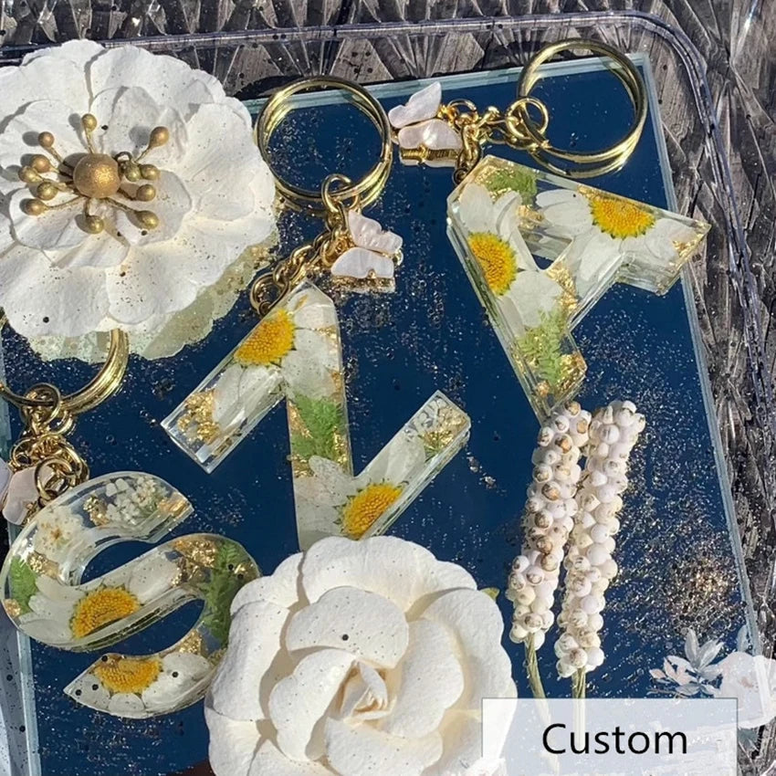 NEW Design Real Daisy Initial Keychain Made with Epoxy Resin and Real preserved Flowers Purse Charm Backpack Accessory 2024
