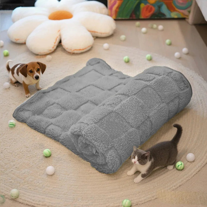 Waterproof & Scratch-Resistant Pet Blanket - Heavy Fleece Non-Slip Couch Cover for Cats and Dogs, Reversible Protector for Bed