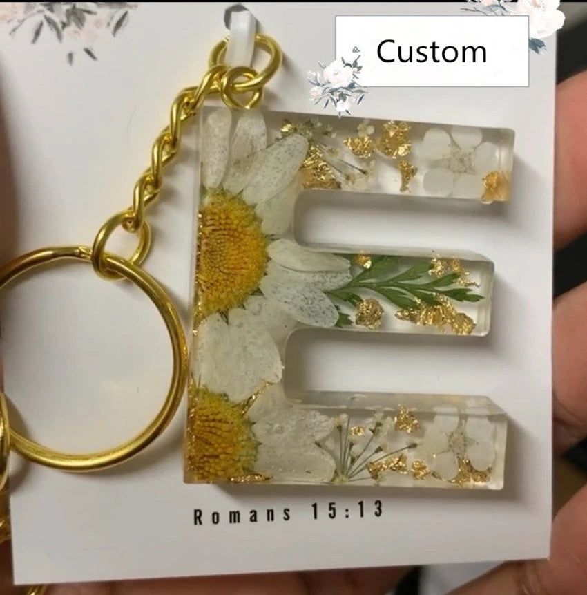 NEW Design Real Daisy Initial Keychain Made with Epoxy Resin and Real preserved Flowers Purse Charm Backpack Accessory 2024