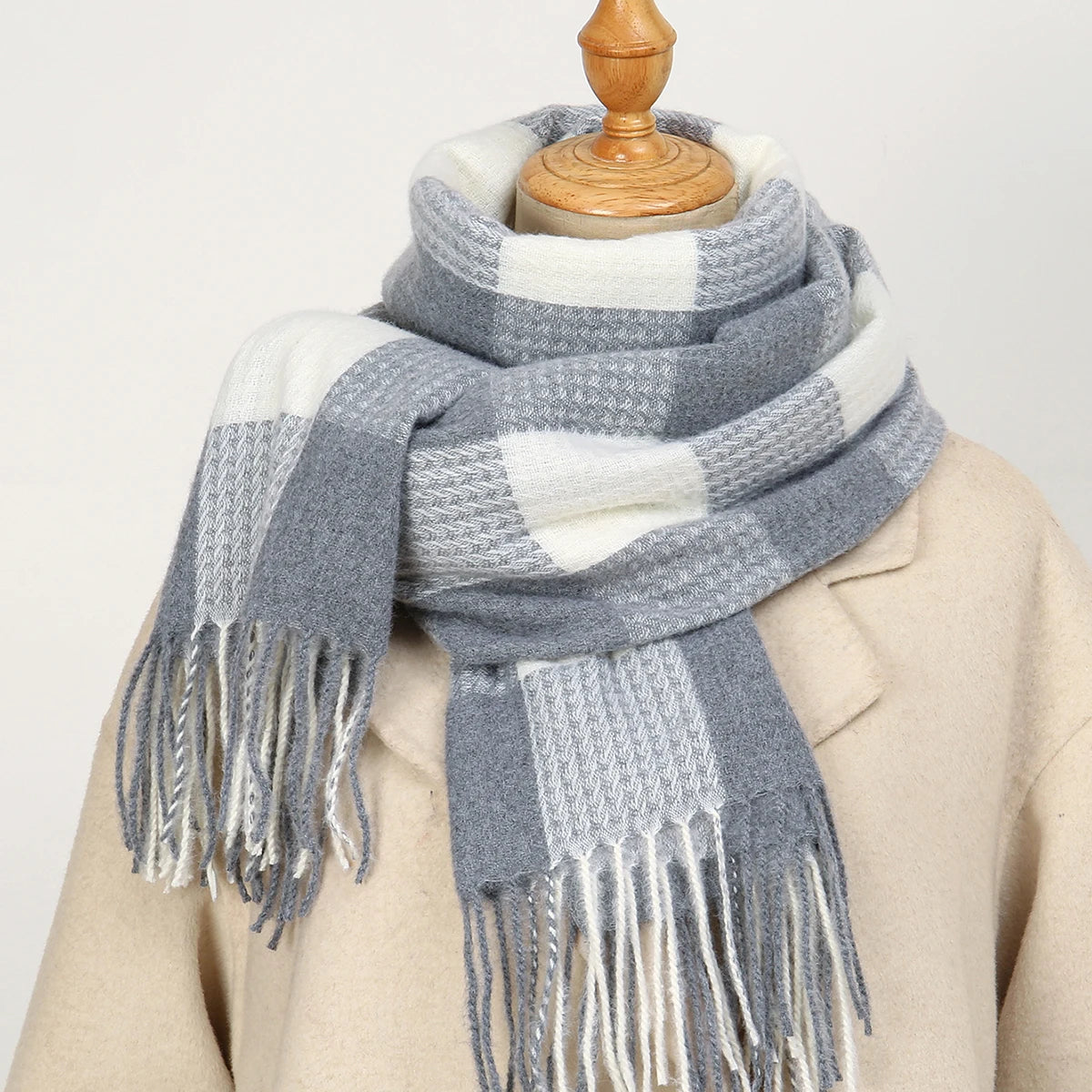 A classic plaid scarf for autumn and winter, versatile and casual, soft scarf shawl suitable for daily wear