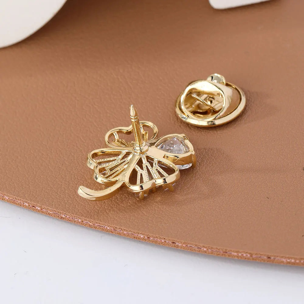 Simple and fashionable small fragrant four-leaf clover horse needle micro-inlaid zircon copper plated real gold lapel pin