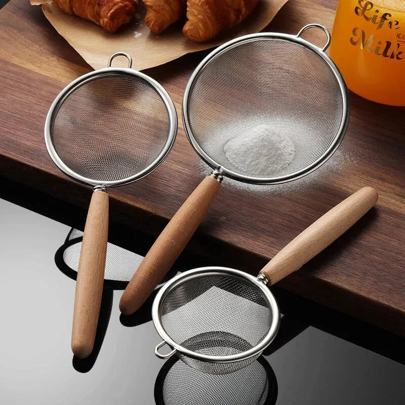 Hemasa 1pc   Stainless Steel Mesh Filter Spoon with Wooden Handle  /Flour Filter Spoon Household Kitchen Fried Food Filter Oil