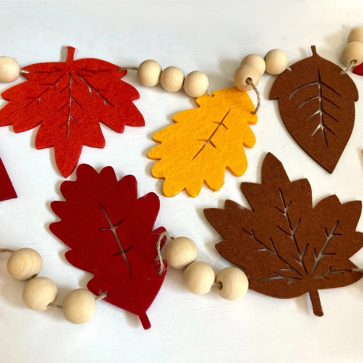 Autumn Leaf Garland Fall Maple Leaf Hanging Banner for Harvest Thanksgiving Seasonal Home Decoration Wood Bead Felt Decor Gift