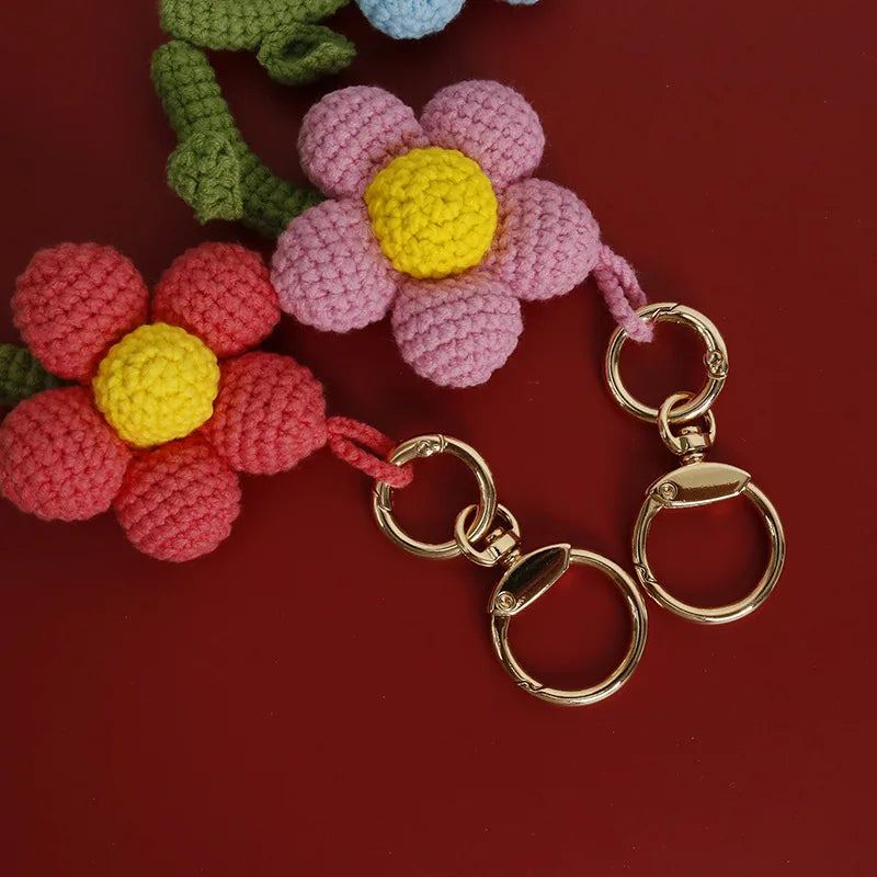 Cute Red Flower Crochet Keychain Handmaking Knitting Bouquet Pendant Keychain Creative Car Keys Keyring Cute Knitted Accessories