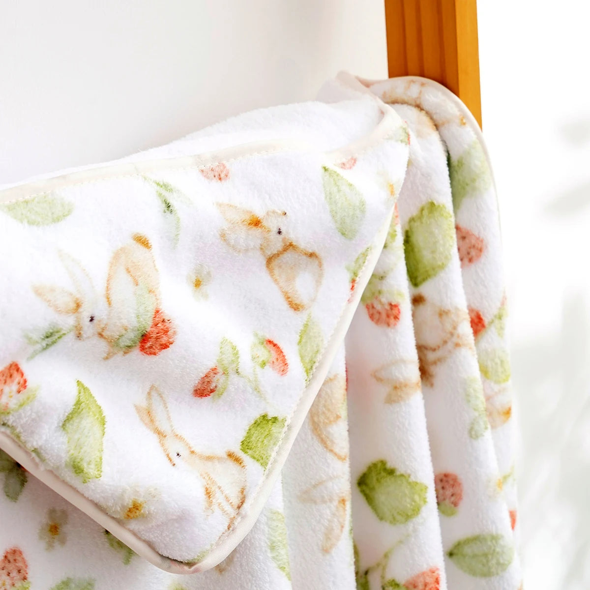 Tejesa Winter Thickened Super Absorption Coral Fleece Baby Swaddle Blanket /Newborn Bath Towel Size 80x80cm