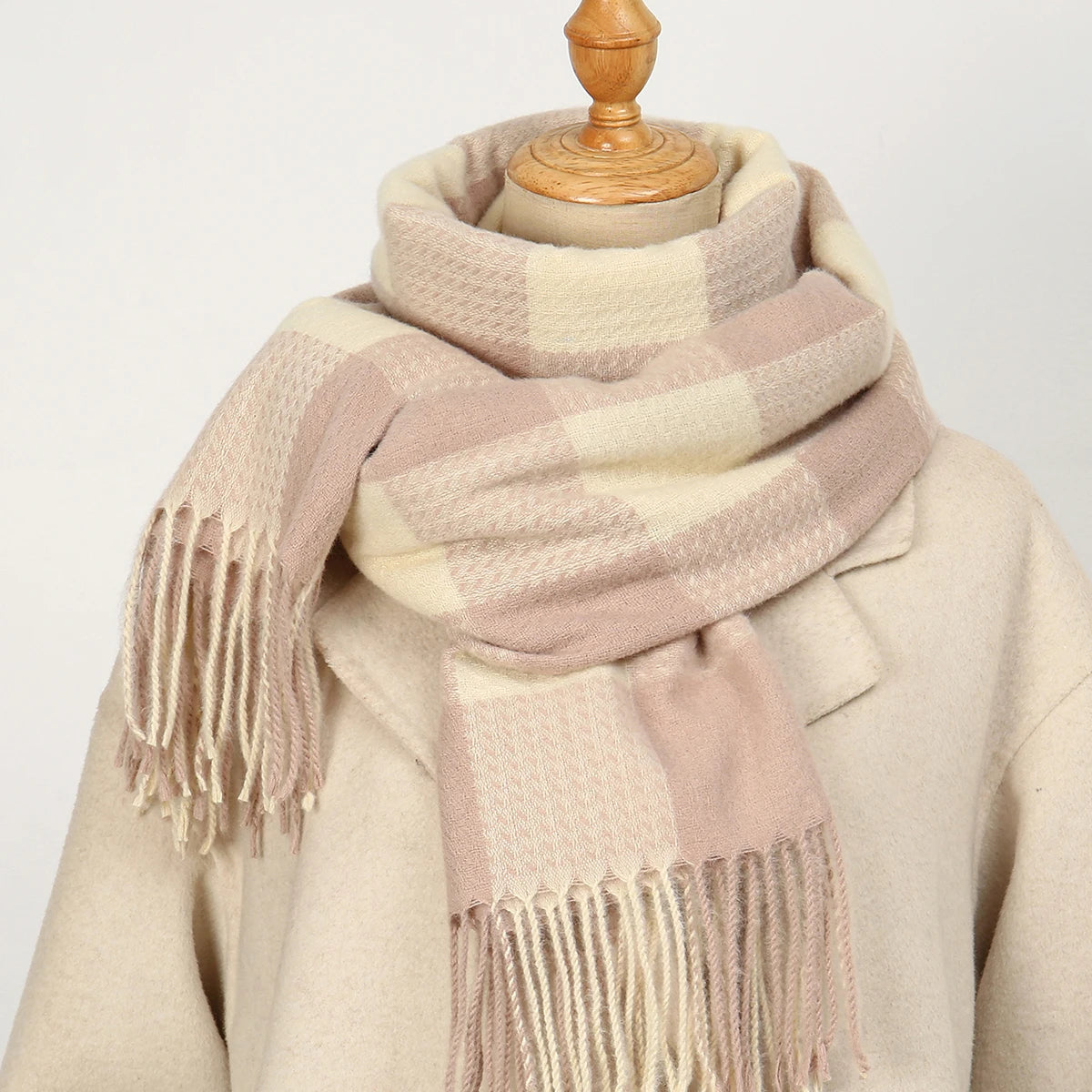 A classic plaid scarf for autumn and winter, versatile and casual, soft scarf shawl suitable for daily wear