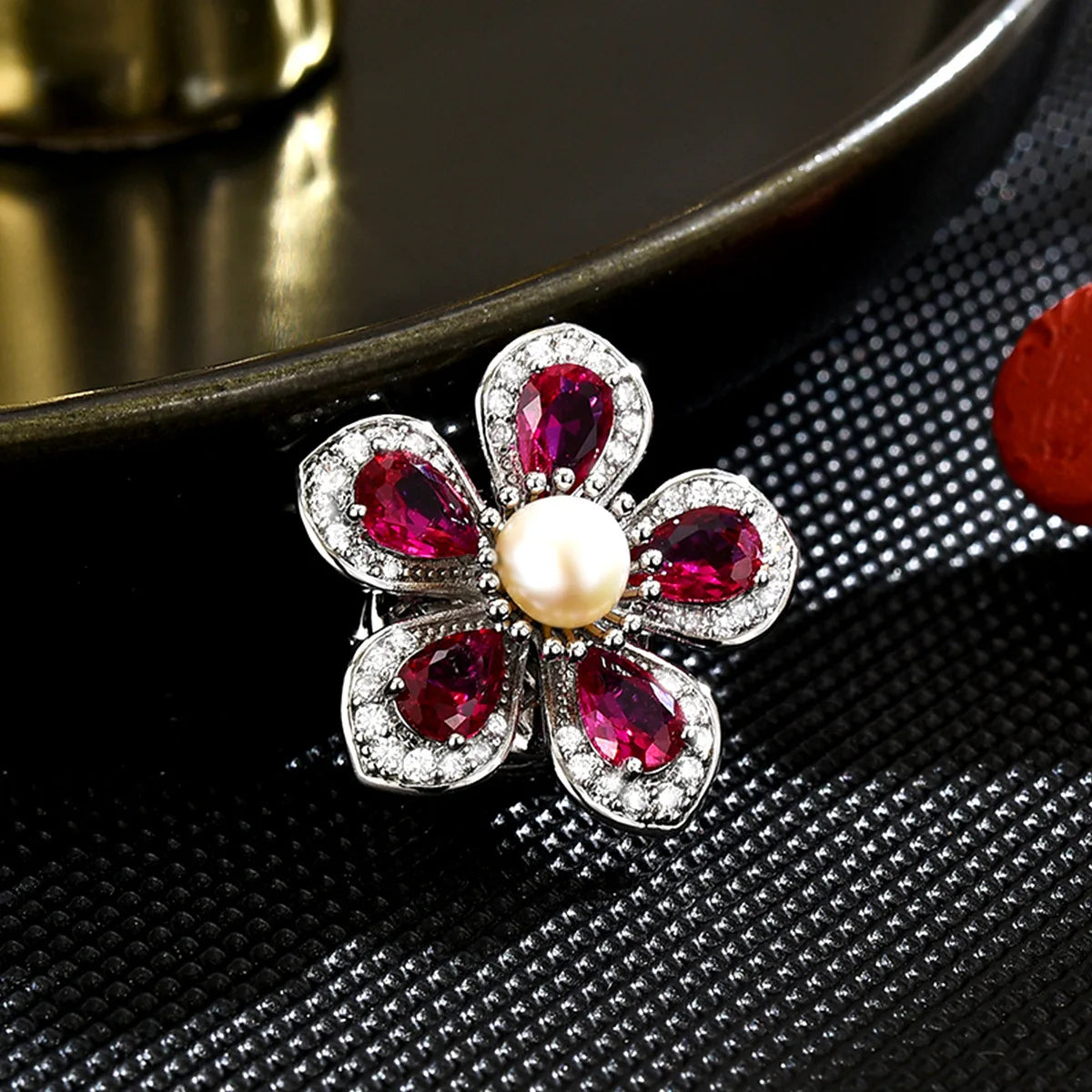 Simple and exquisite pearl five-petal flower magnetic buckle new spring fashion shirt anti-exposure collar button corsage
