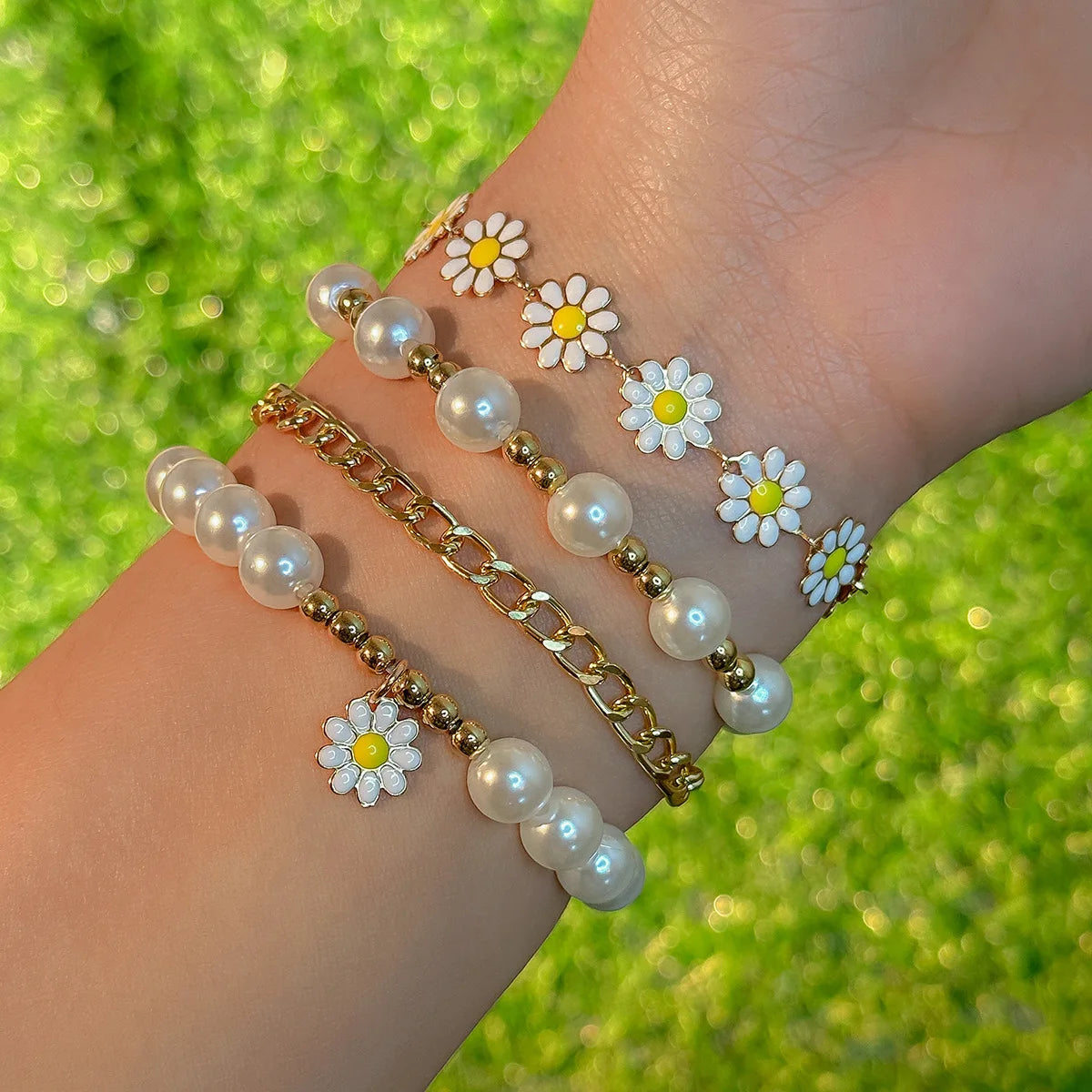 Hemasa 4pcs Vintage Small Daisy Flower Pendant Faux Pearl Bracelet Set for Women