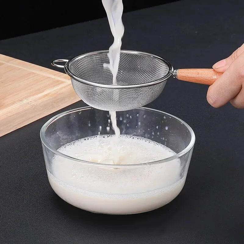 Hemasa 1pc   Stainless Steel Mesh Filter Spoon with Wooden Handle  /Flour Filter Spoon Household Kitchen Fried Food Filter Oil
