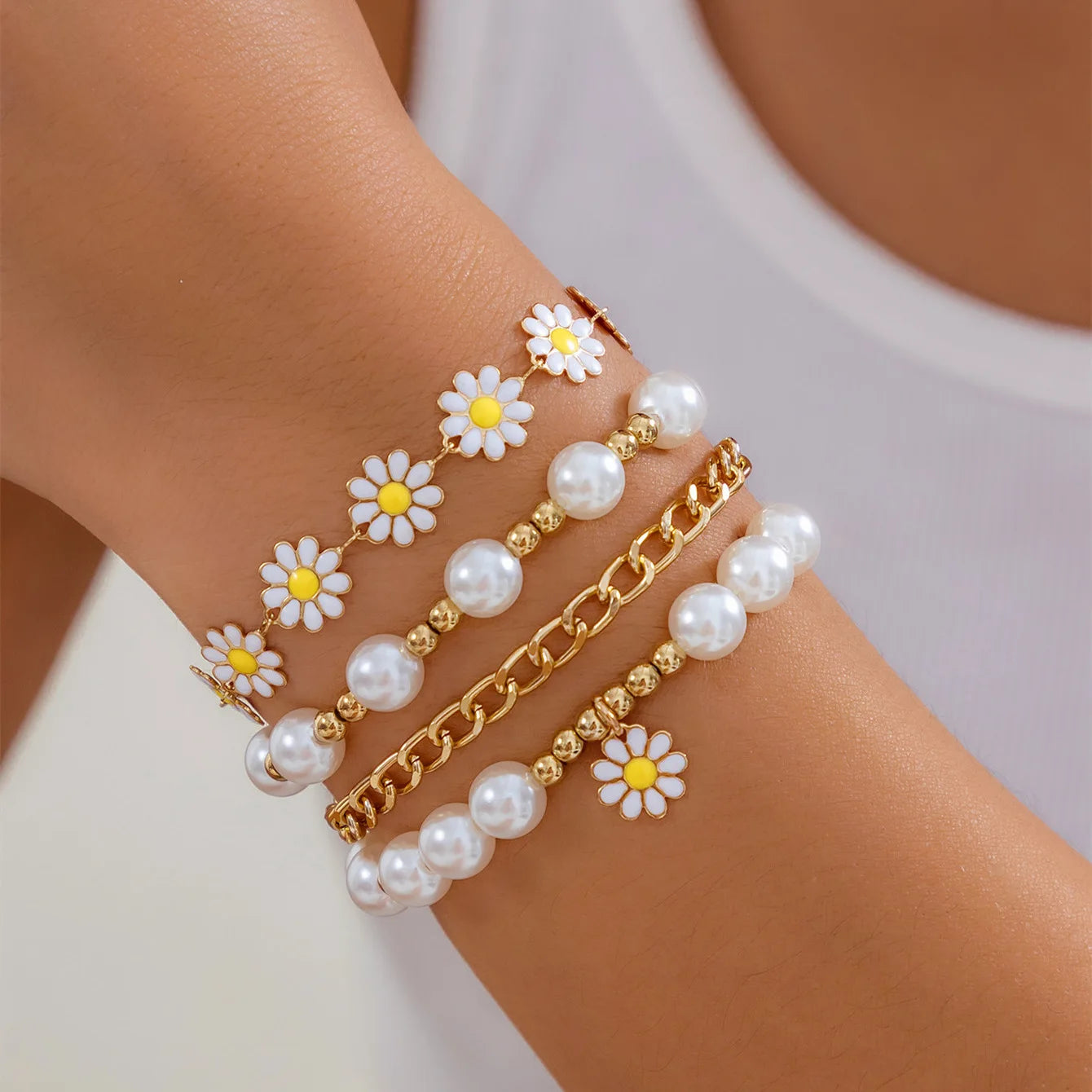 Hemasa 4pcs   Small Daisy Flower Pendant  Faux Pearl Bracelet Set for Women