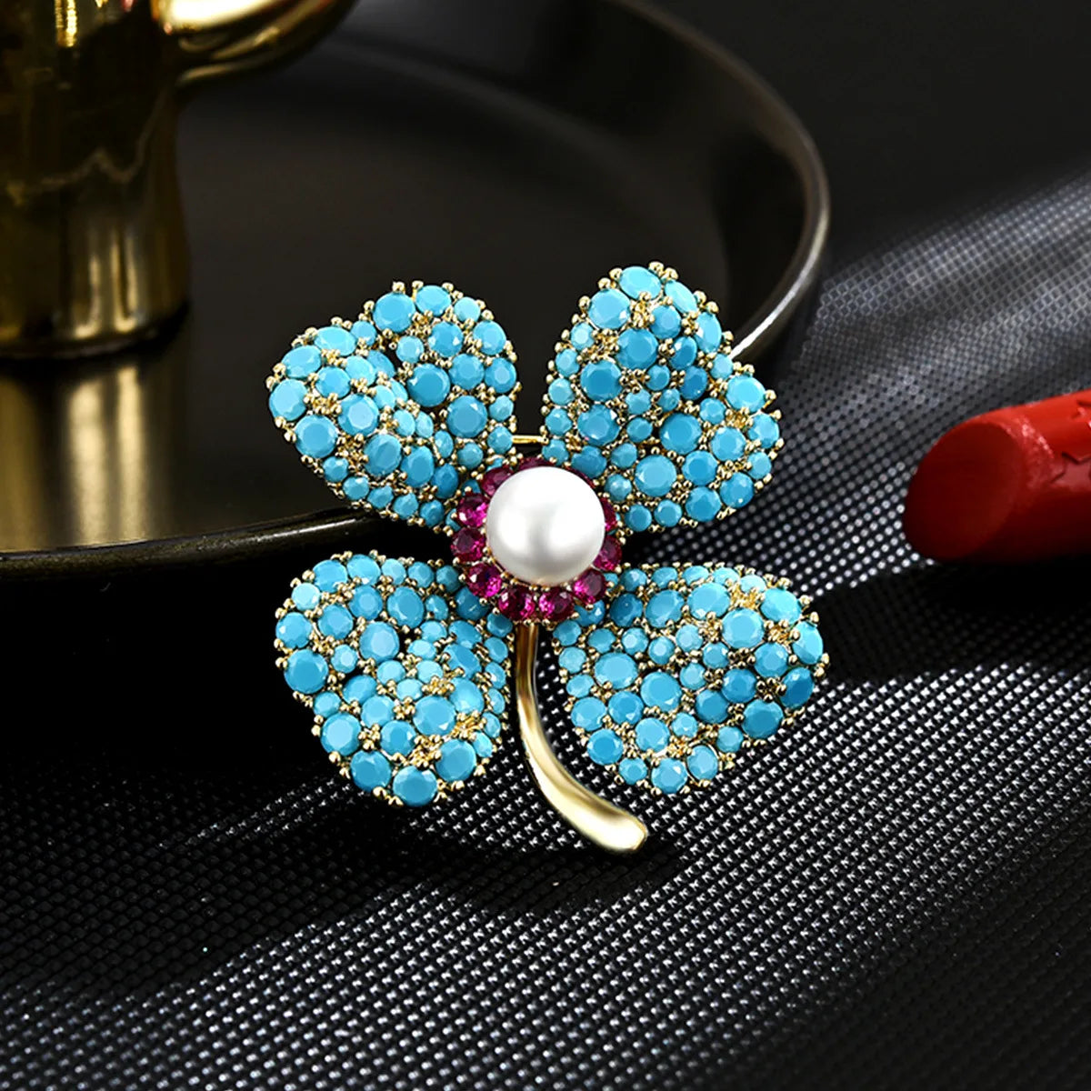Synthetic blue turquoise four-leaf clover brooch, creative and high-end freshwater pearl brooch, versatile corsage for coat