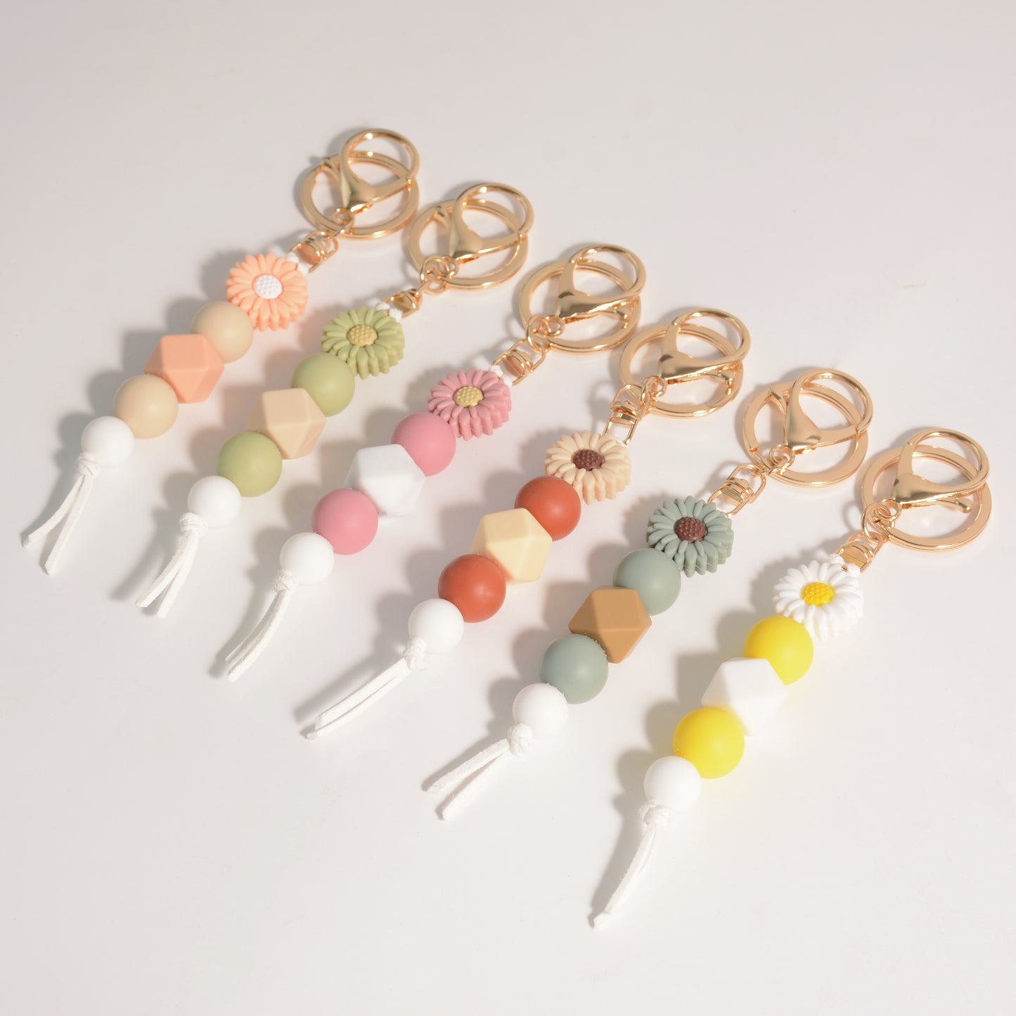 1pc Silicone Beaded Daisy Keychain, Flower Pendant Key Ring, Bag Charm, Mother's Day Gift Accessory With Golden Clasp
